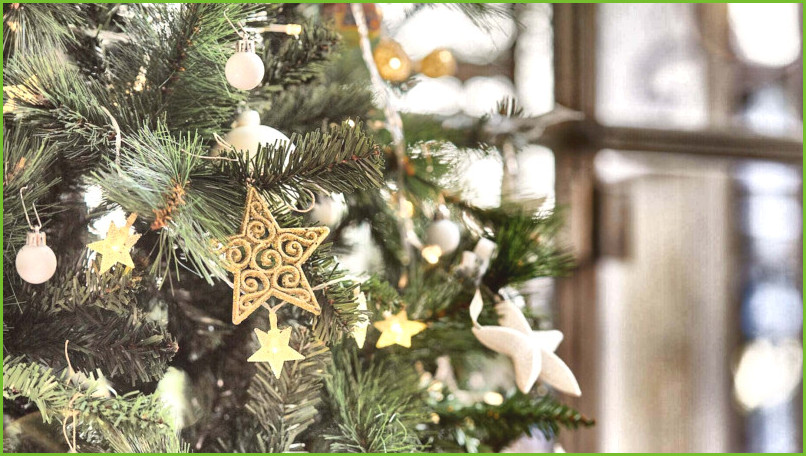 árbol de navidad decorado en blanco carrefour